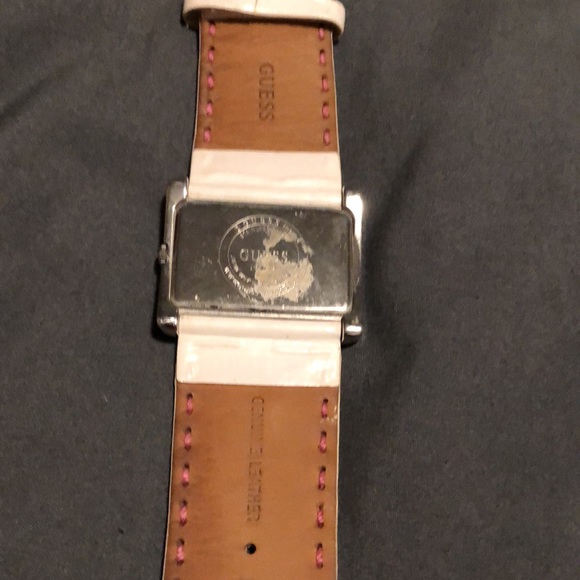 SALE!!! GUESS PINK & WHITE LEATHER WATCH ๐ฅ๐ฅ๐ฅ - Picture 3 of 10